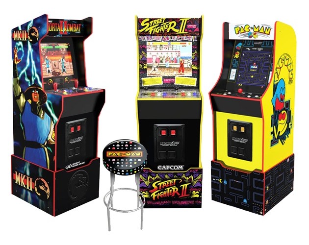 Tre cabinati arcade: Mortal Kombat, Street Fighter II, Pac-Man. Uno sgabello di Pac-Man � posto tra i cabinati.