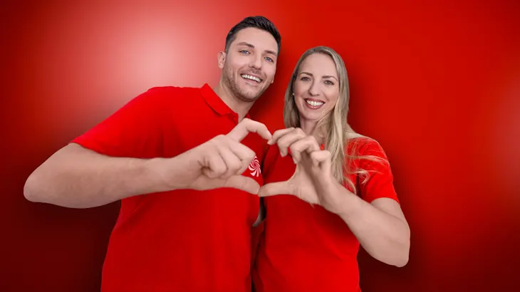 due addetti mediaworld su sfondo rosso