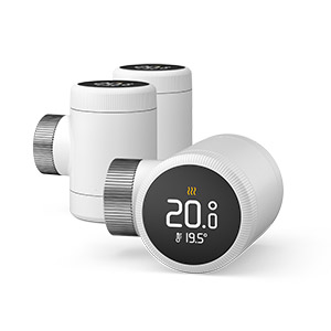 Tre termostati bianchi con display digitale nero mostrano la temperatura su uno sfondo bianco.