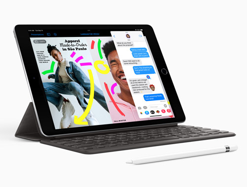 Tablet nero con tastiera e stilo bianco su sfondo bianco. Lo schermo mostra due immagini affiancate.