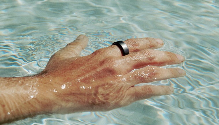 Mano in acqua con smart ring