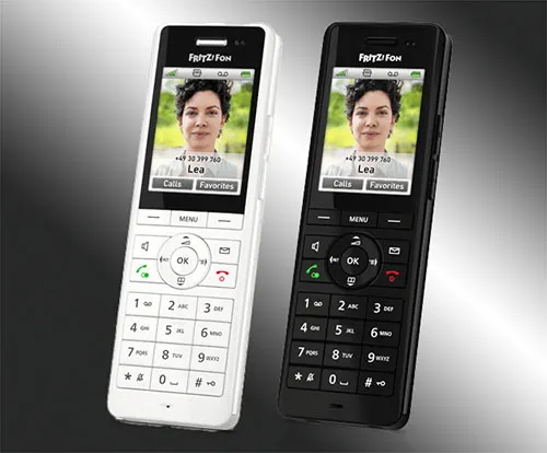 Due telefoni cordless affiancati, uno bianco e uno nero, con schermi che mostrano una persona chiamata Lea.