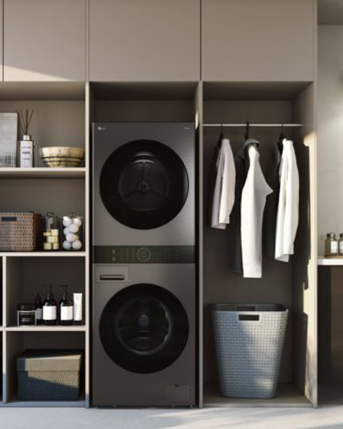 Armadio grigio chiaro con scaffali, lavatrice/asciugatrice impilata grigia, cesto della biancheria grigio e indumenti bianchi appesi.