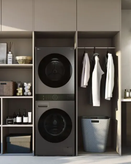 Armadio grigio chiaro con scaffali, lavatrice/asciugatrice impilata grigia, cesto della biancheria grigio e indumenti bianchi appesi.