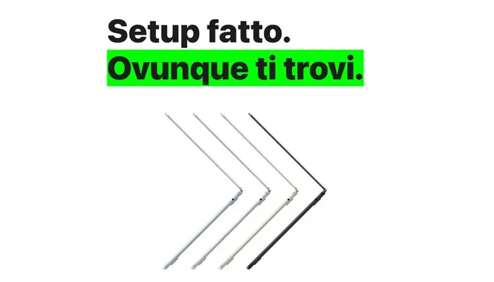 Quattro portatili Apple aperti di diversi colori, leggermente inclinati e mostrati di lato per metterne in risalto il profilo sottile.