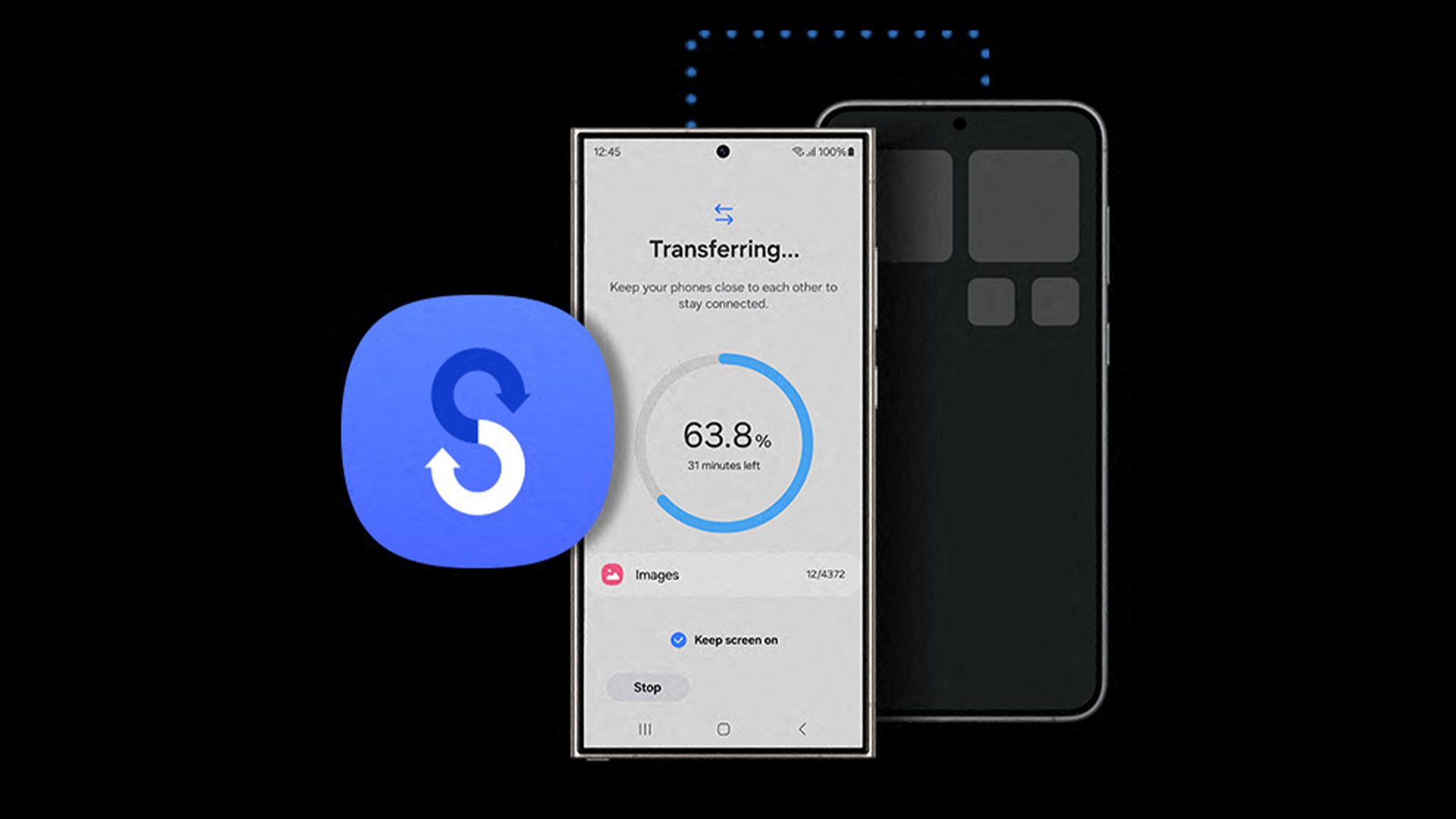 Trasferimento dati tra due smartphone su sfondo nero. Un telefono mostra un'app con logo blu e freccia bianca.
