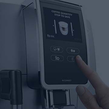 Macchina da caff� automatica con schermo digitale. Un dito preme un pulsante. I comandi indicano quantit� e opzioni di bevande.