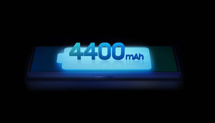 Samsung Galaxy Fold7 con appoggiato sullo schermo un icona fluorescente di una batteria con scritta 4400mah