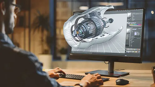 Un uomo usa un computer con un modello 3D di motore. Sulla scrivania ci sono una tastiera e un mouse.