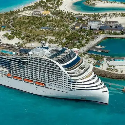 Nave da crociera alla costa di un isolotto