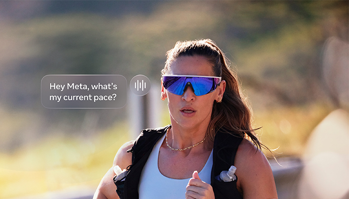 Donna con i capelli legati sta facendo tracking. Ha degli occhiali oakley addosso e vicino a lei un prompt