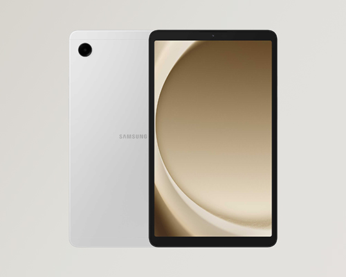 Un tablet bianco con fotocamera posteriore � affiancato da uno con schermo beige e cornice nera, su sfondo neutro.