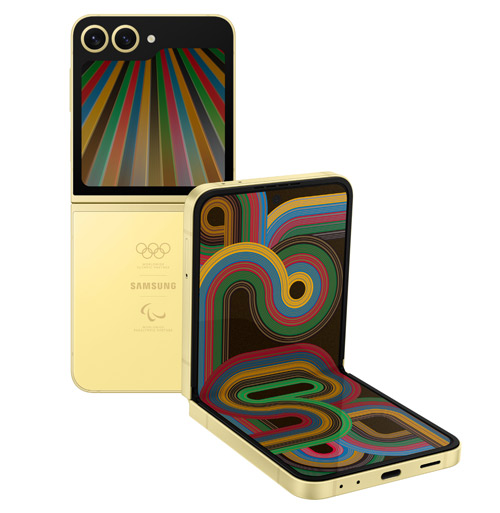 Due smartphone pieghevoli dorati. Uno è chiuso con schermo a righe colorate, l'altro aperto con schermo a spirali colorate.