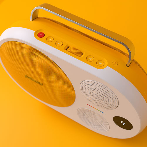 Radio portatile gialla e bianca su sfondo giallo, con maniglia metallica, pulsanti e altoparlanti visibili.