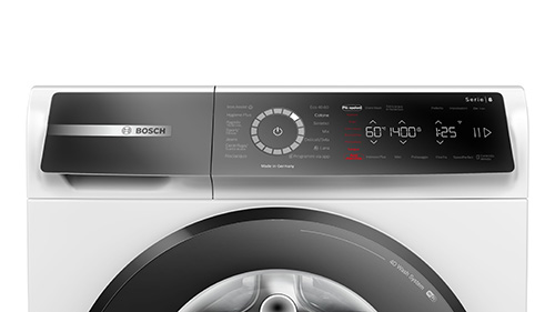 Lavatrice bianca con obl� nero e pannello comandi digitale. Marchio Bosch visibile.