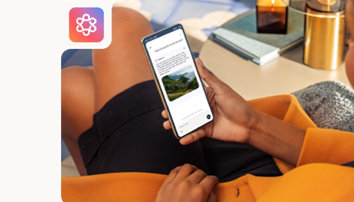 si vedono le gambe di una donna seduta che tiene in mano un telefono