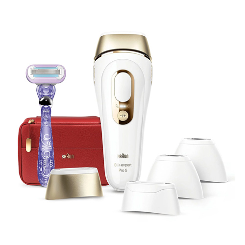 Set di prodotti Braun con rasoio, custodia rossa, epilatore bianco-oro e accessori bianchi su sfondo bianco.