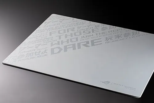 Un primo piano di un tappetino per il mouse rettangolare grigio con del testo e un logo stampati sopra, su sfondo nero.