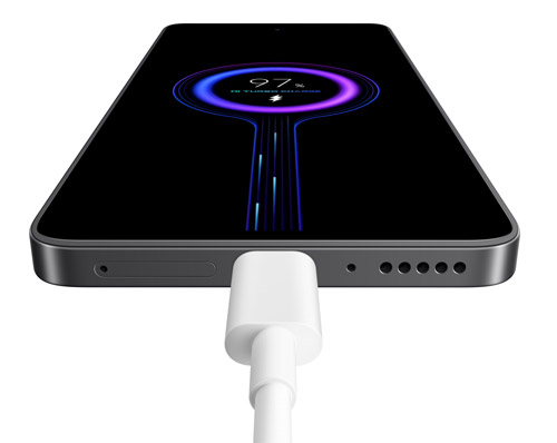 Uno smartphone nero è in carica con un cavo bianco. Lo schermo mostra una percentuale di carica del 97%.