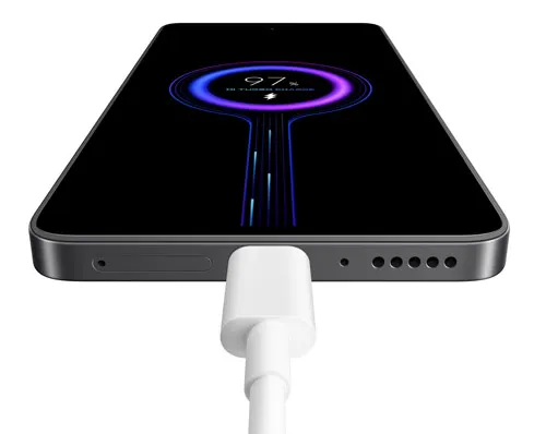 Uno smartphone nero è in carica con un cavo bianco. Lo schermo mostra una percentuale di carica del 97%.