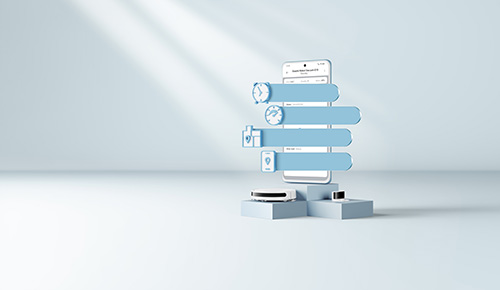 Su sfondo chiaro, un telefono su piedistallo con etichette blu, affiancato da un orologio e un aspirapolvere robot.