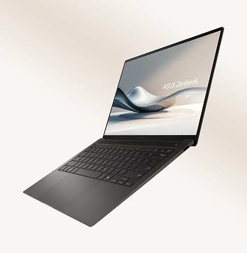 Un computer portatile ASUS Zenbook aperto mostra lo schermo con uno sfondo astratto, su uno sfondo bianco crema.