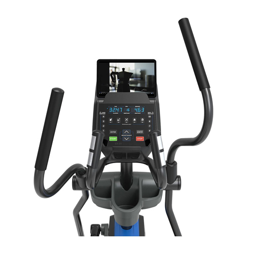 Vista frontale di una ellittica nera con braccioli, schermo digitale e display che mostra un video.