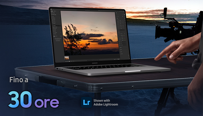 galaxy book 6 pro su tavolo con sfondo paesaggio di mare e videocamera