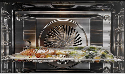 Forno con cibo su una griglia. Una ventola circolare � visibile sullo sfondo. Il logo Electrolux � in basso.