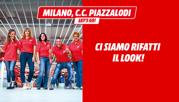 Cinque persone in polo rossa e jeans sorridono su sfondo bianco e rosso con testo "CI SIAMO RIFATTI IL LOOK!".