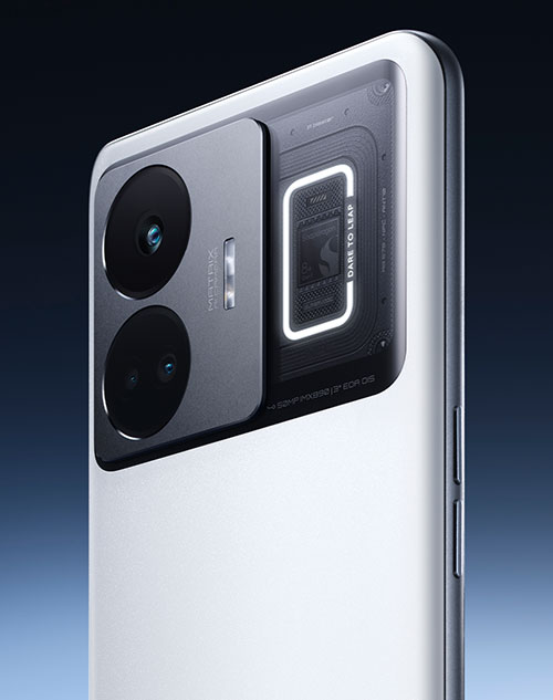 Vista angolata di un telefono bianco con due lenti circolari e un rettangolo illuminato sul retro.