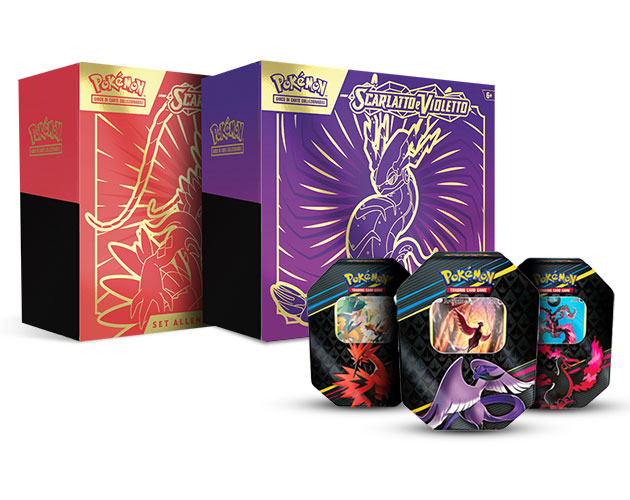 Due scatole Pok�mon rosso e viola affiancate, con tre scatole di carte nere davanti.
