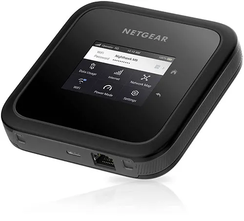Dispositivo nero Netgear con schermo che mostra icone per dati, impostazioni WiFi e modalit� di alimentazione.