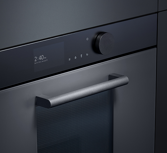 Primo piano di un forno scuro con maniglia orizzontale, display digitale che indica le 2:40 e una manopola di controllo.