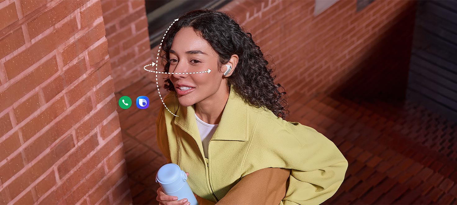 una donnna con indosso gli auricolari galaxy buds4 pro, mantiene una borraccia, Sul suo viso appaiono due frecce