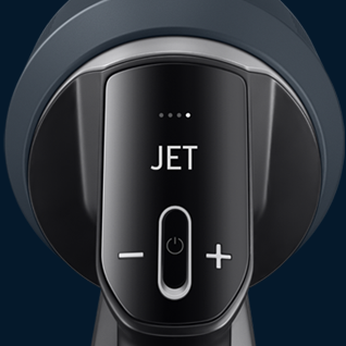 Primo piano di un aspirapolvere con display nero che mostra "JET" e i simboli "+" e "-".