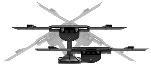 Supporto nero per monitor con bracci regolabili su base bianca. Bracci estesi e retratti mostrano flessibilit�.