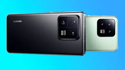 Due smartphone Xiaomi, uno nero e uno verde chiaro, mostrano le fotocamere posteriori con marchio Leica su sfondo blu.