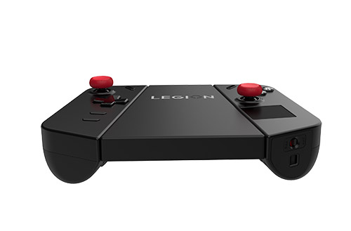 Un controller nero con due levette rosse su sfondo bianco. Il controller ha la scritta "LEGION".