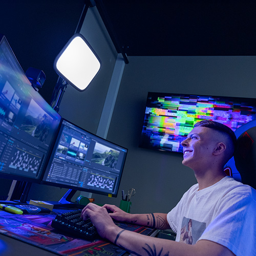 Un monitor appoggiato su una scrivania