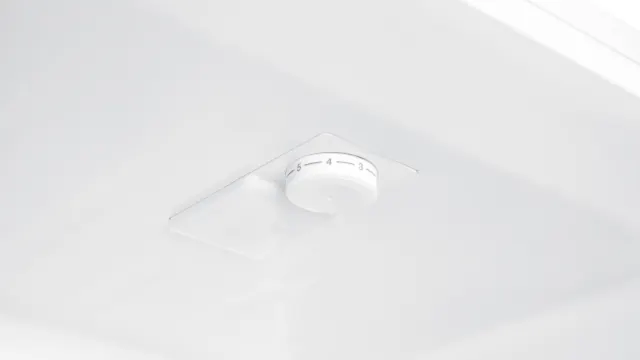 Termostato della combinazione frigorifero-congelatore OFK 651 E W di ok. all’interno, primo piano del regolatore di temperatura.