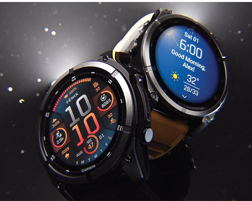Due orologi smart mostrano l'ora e dati. Uno indica le 10:10, l'altro le 6:00 del mattino con meteo a 32 gradi.