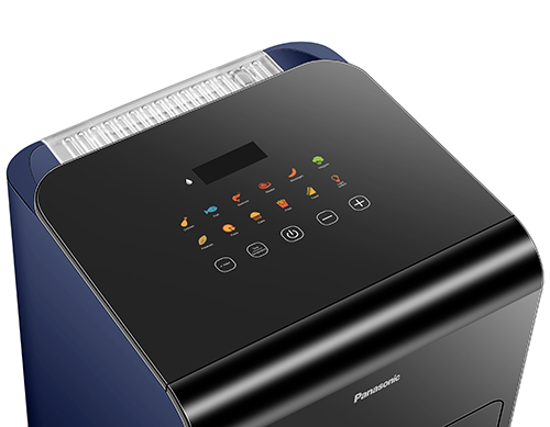 Friggitrice ad aria blu e nera con pannello di controllo touch screen con icone per diverse impostazioni di cottura.