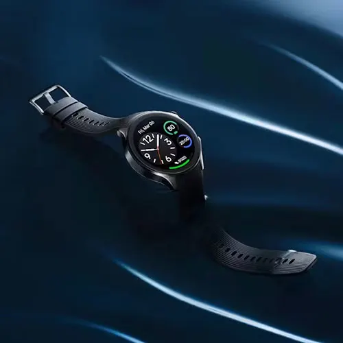Orologio digitale nero con cinturino su sfondo blu con riflessi luminosi. Il display mostra l'ora e altre informazioni.