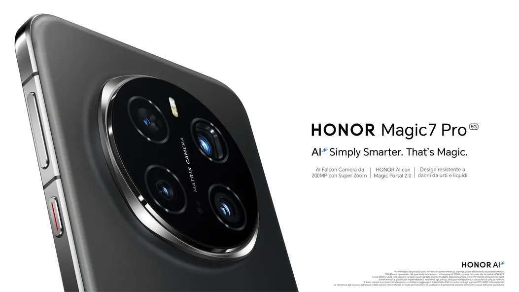 Primo piano di uno smartphone Honor con quattro fotocamere su sfondo bianco con testo pubblicitario.