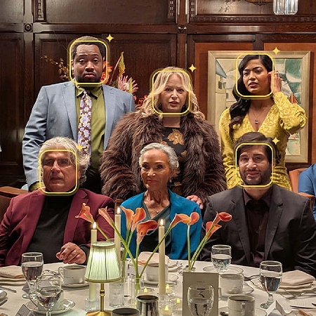 una famiglia ripresa a tavola in un salotto o ristorante di lusso