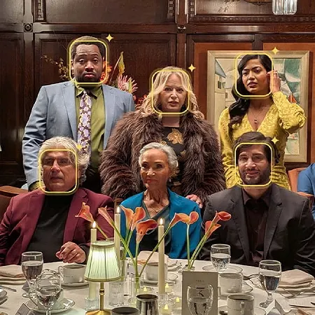 una famiglia ripresa a tavola in un salotto o ristorante di lusso