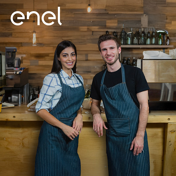 Foto di due dipendenti con grembiuli a righe e logo enel.
