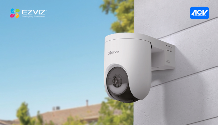 una camera videosroveglianza bianca EVZIZ appesa sul muro esterno di una casa