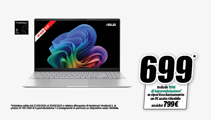 Laptop ASUS aperto su sfondo bianco. Lo schermo mostra un'immagine astratta colorata. A destra, un cartello nero indica il prezzo: 699€.